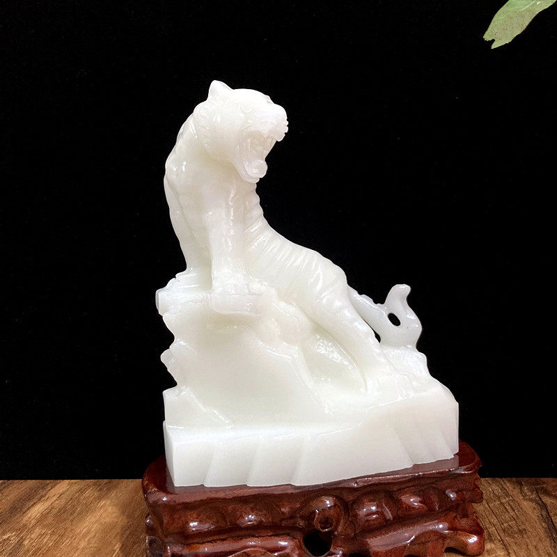 玉石虎摆件天然白玉上山虎办公室桌面家居玄关装饰礼品招财保平安
