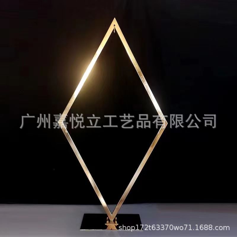 新款婚庆道具菱形水晶吊饰烛台婚礼主桌台布置婚礼堂舞台烛台摆件