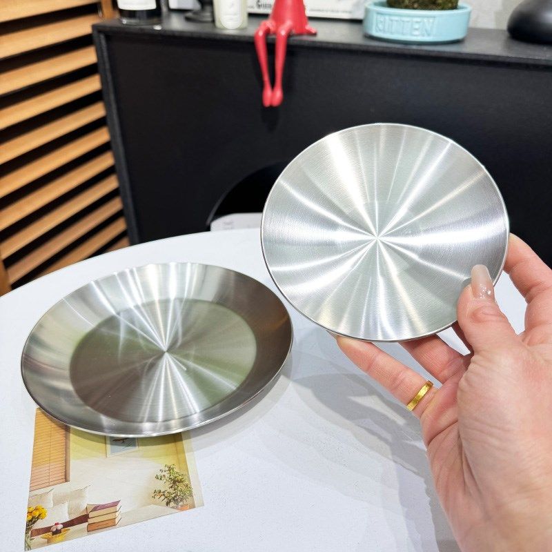 可传世!小怪兽18-10不锈钢圆盘调料碟加厚菜盘子干果碟子宝宝餐盘