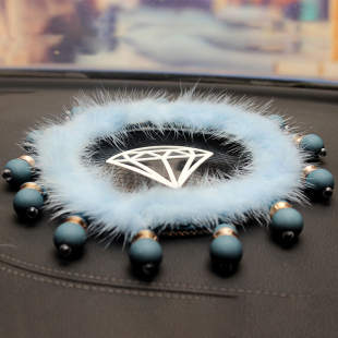 创意羽毛吊坠汽车防滑垫中控台装饰车载摆件可爱毛绒汽车饰品女款