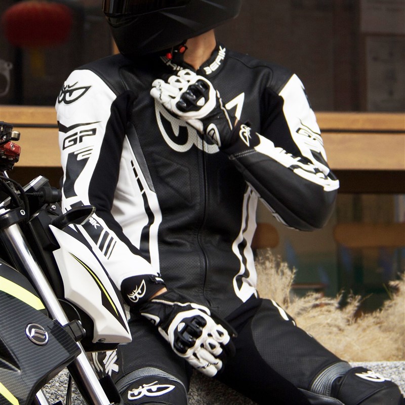 意大利BERIK大眼路怒者6摩托车合金四季透气防摔机车连体皮衣男款