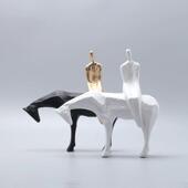 新式 创意骑NYC马雕塑中禅意摆件书设房办公室招财饰摆橱窗玄关软