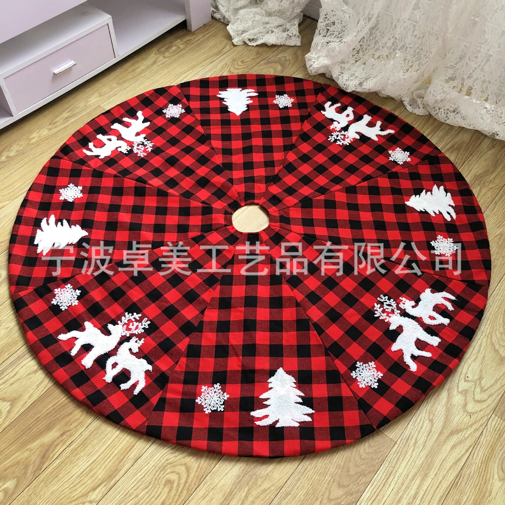跨境圣诞树裙48英寸红黑格绣花树裙麋鹿小树雪花八片拼接装饰裙