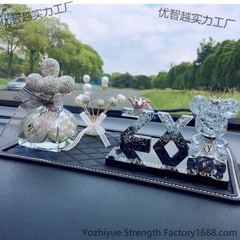 创意YWZ私人字母汽内载用网红女车中控台仪表盘车摆件装饰品品内