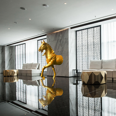 玻璃钢半身马雕塑创意穿墙马头酒店会所大厅招财景观壁挂装饰摆件