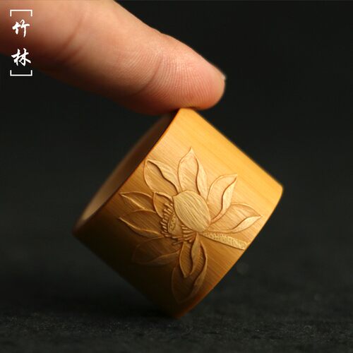 精品名家戚挺飞纯手工留青雕刻莲花玉竹扳指手把件竹雕小件竹指环