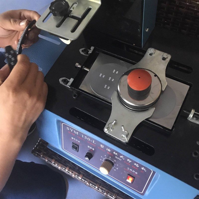 东莞油盅电动油墨打码机 商标产品批号生产日期印码丝印移印机