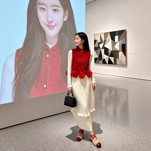 巨好看2026穿搭一整套氛围感显白红色毛球马甲修身打底衫半身裙子