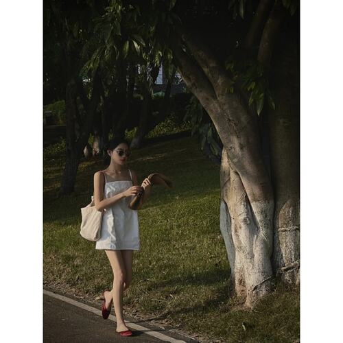 高级感小众辣妹风露背吊带连衣裙