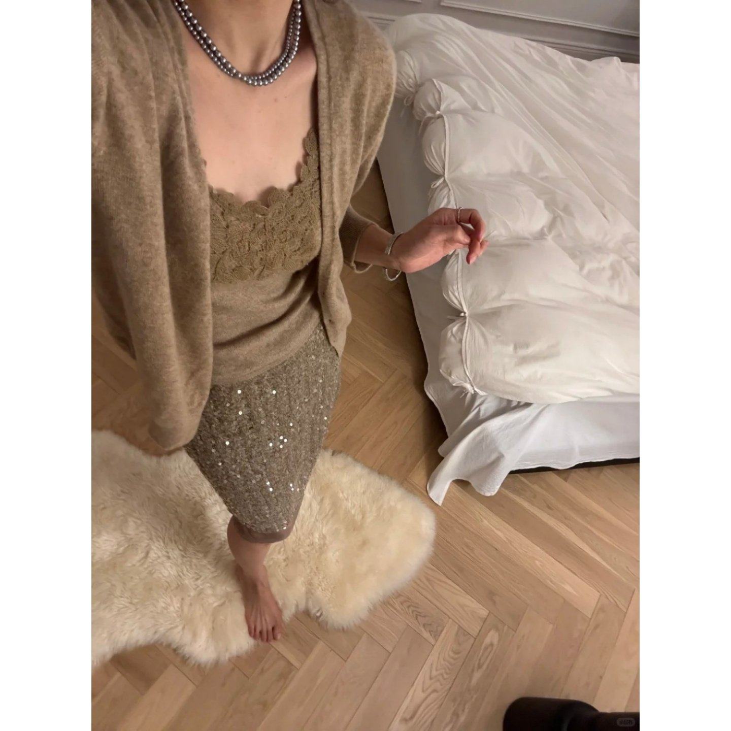 巨好看2026穿搭一整套法式设计感蕾丝内搭开衫高腰显瘦亮片半身裙