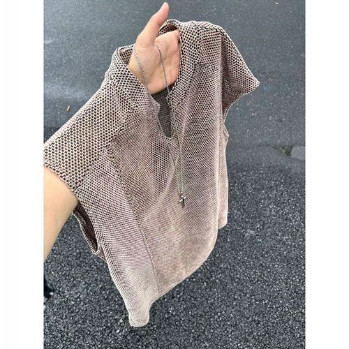 美拉德咖色龙鳞纹V领背心男