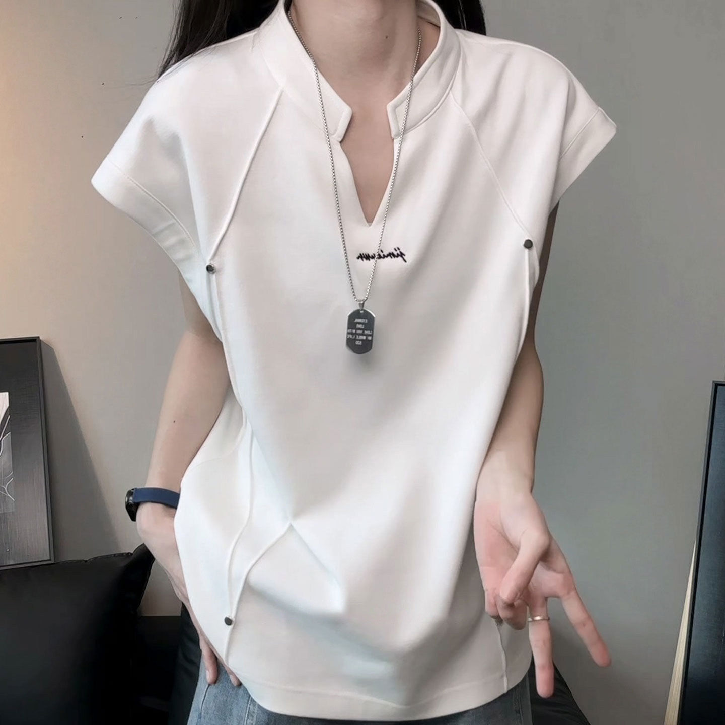 薄款男款高街铆钉V领背心图片