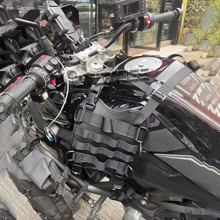 摩托车放东西神器摩托车油箱包挂载底座侧边后座包挂载马甲装备