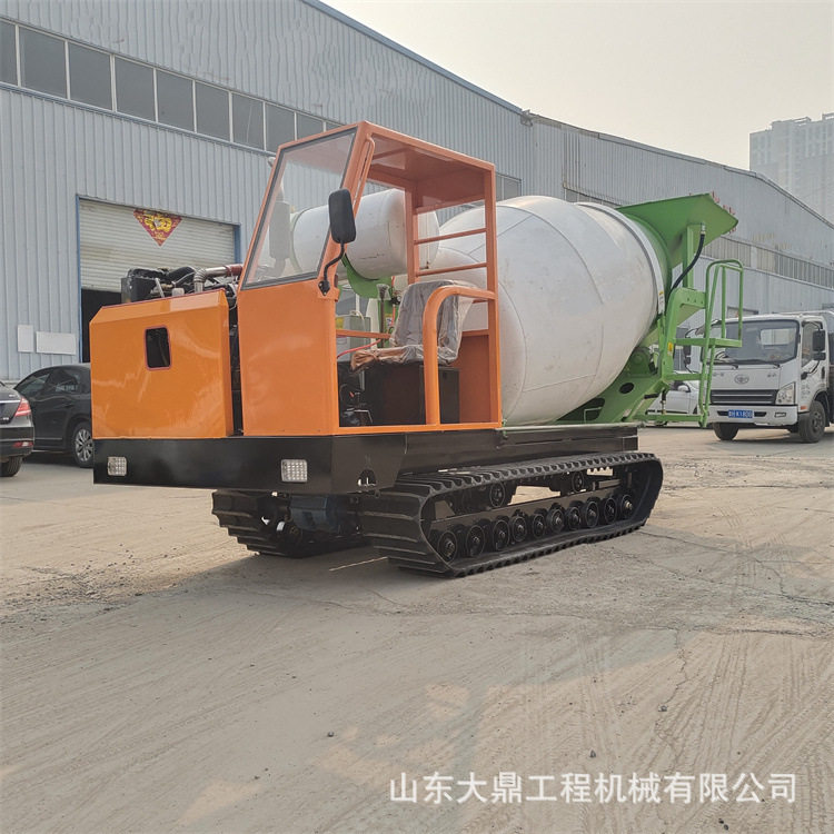 大鼎履带混凝土搅拌运输车