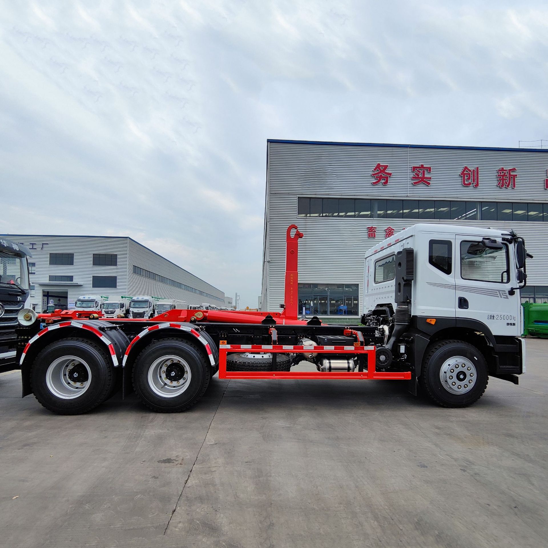 东风华神T5后双桥可卸勾臂车