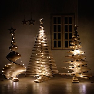 2024年手工木质发光可旋转圣诞树摆件装饰品商场橱窗节庆酒店布置