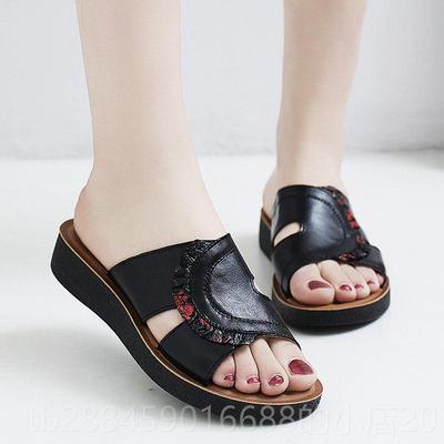 高档真皮妈凉鞋季2025夏新款中老年妈妇女凉鞋中老年平底鞋滑防外