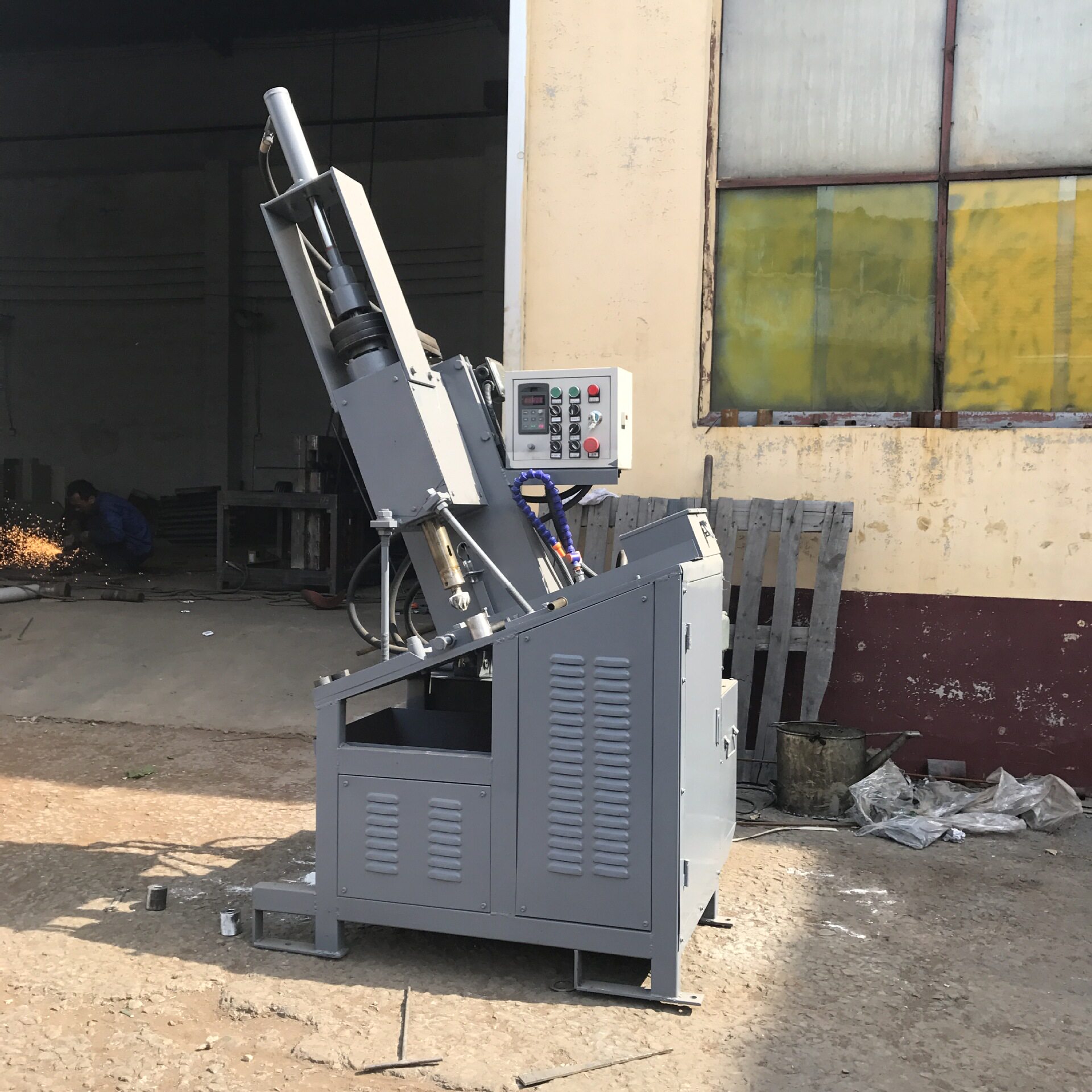 建筑钢筋套筒自动攻丝机多工件