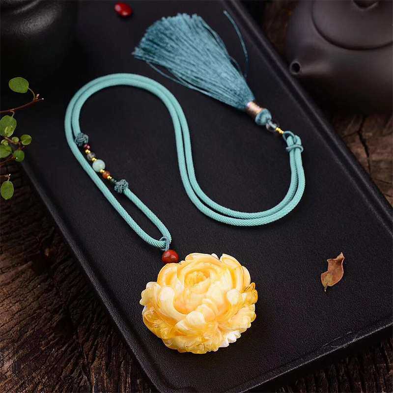 一件代发直播供货白花蜜妖花二代蜜蜡玫瑰花吊坠琥珀鸡油黄女款