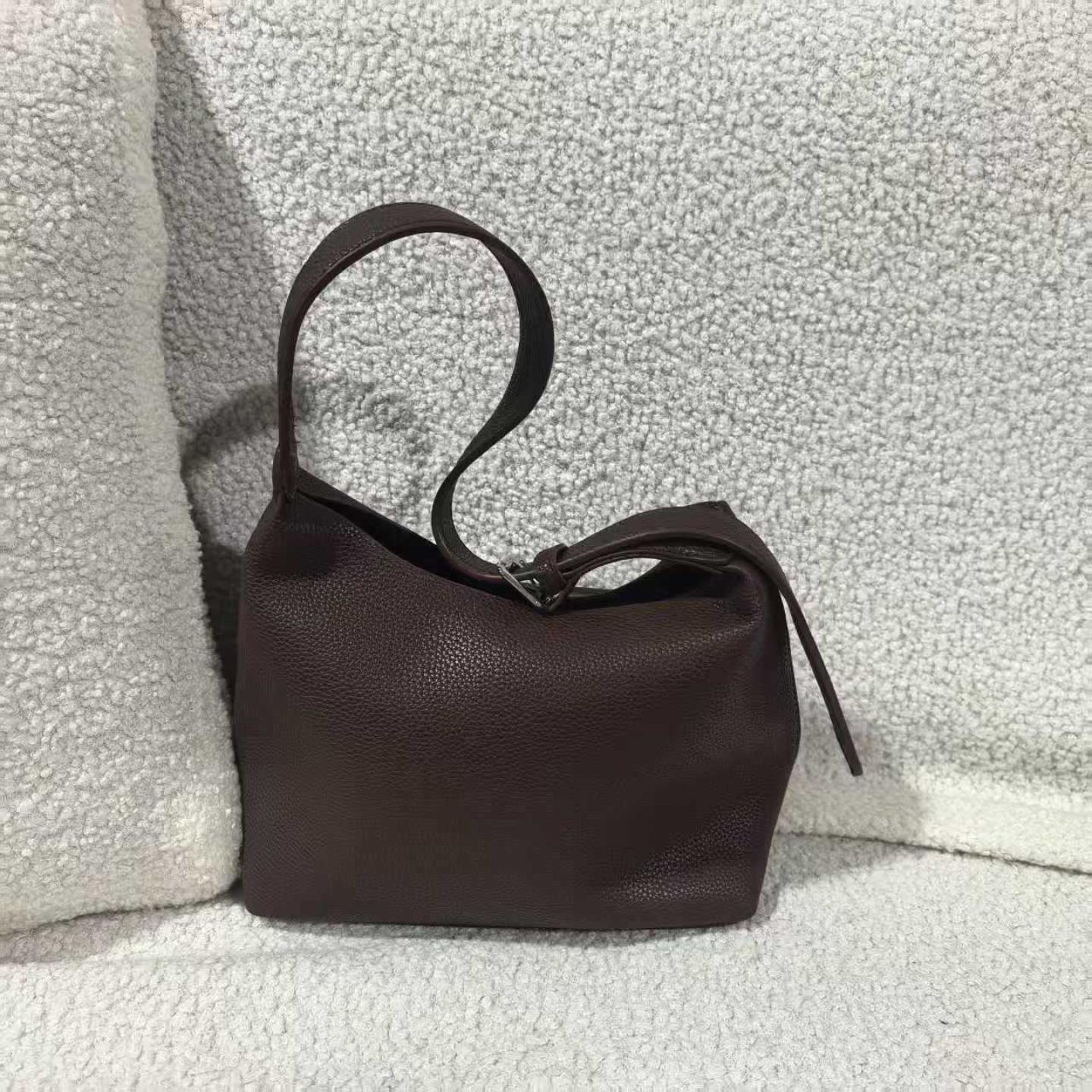 row风头层牛皮水桶包包女款简约