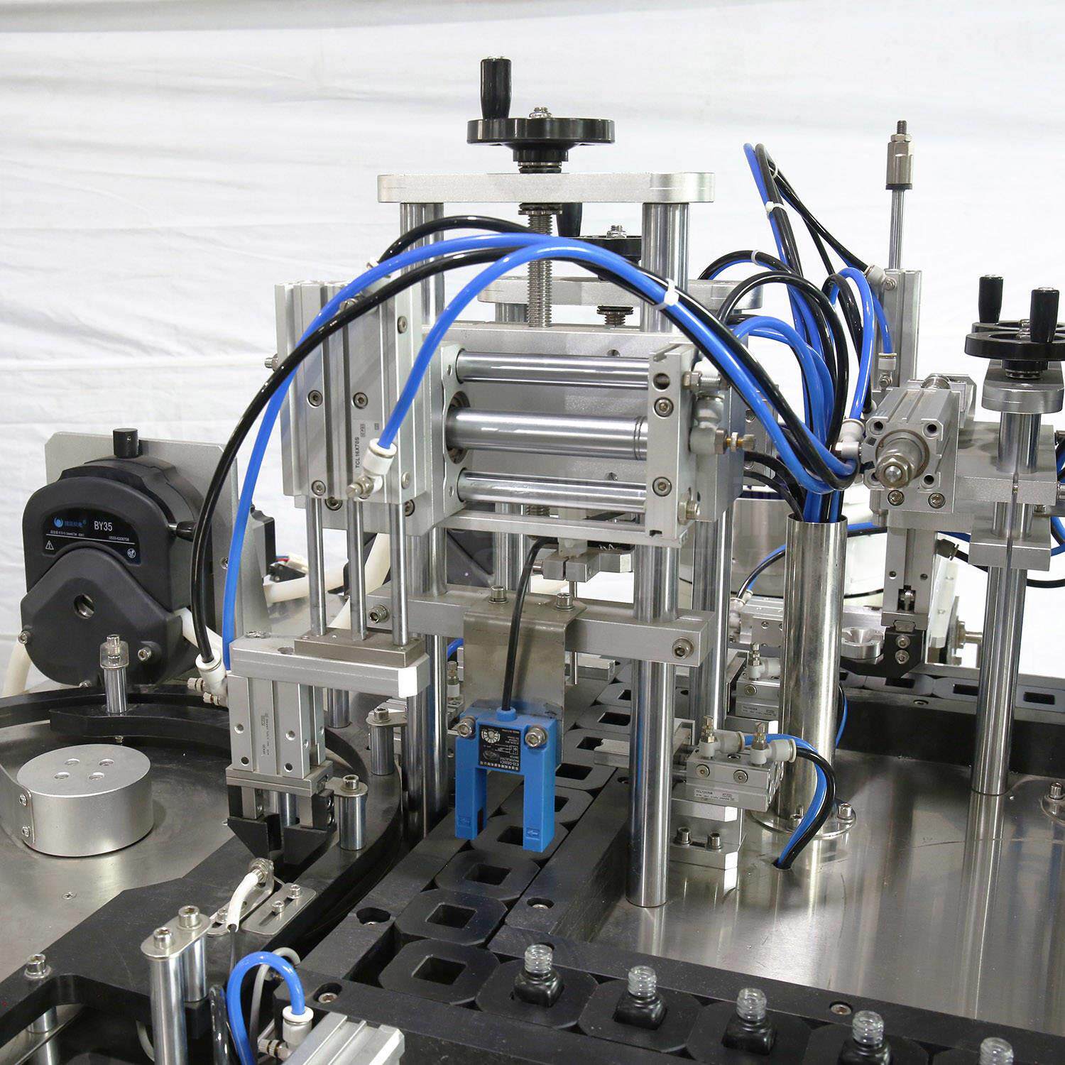 指甲油灌装机 指甲油胶自动灌装锁盖机 指甲油自动分装机