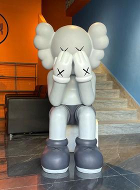 网场红捂脸Kaws坐大姿摆件客厅商酒店理发店拍照潮公仔落地dc5454