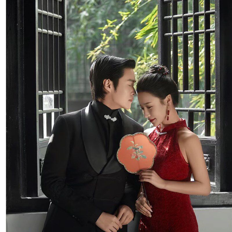 旗袍婚纱摄影手拿团扇红色新中式团扇园林民国风格拍照订婚结婚