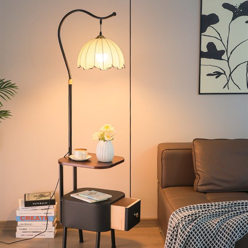 法式奶油风落地灯卧室床头柜客厅沙发旁边高级氛围置物架台灯一体