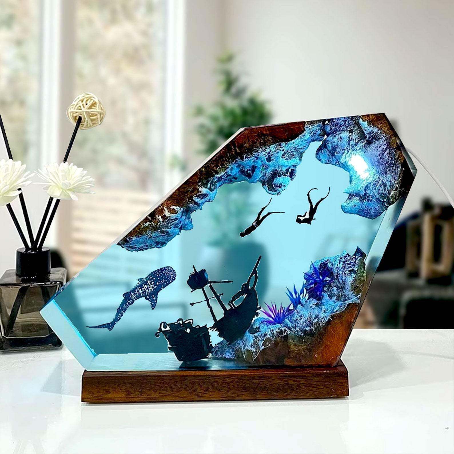 欧美爆款环氧树脂工艺摆件鲸鲨潜水员和沉船海洋树脂灯节日礼物