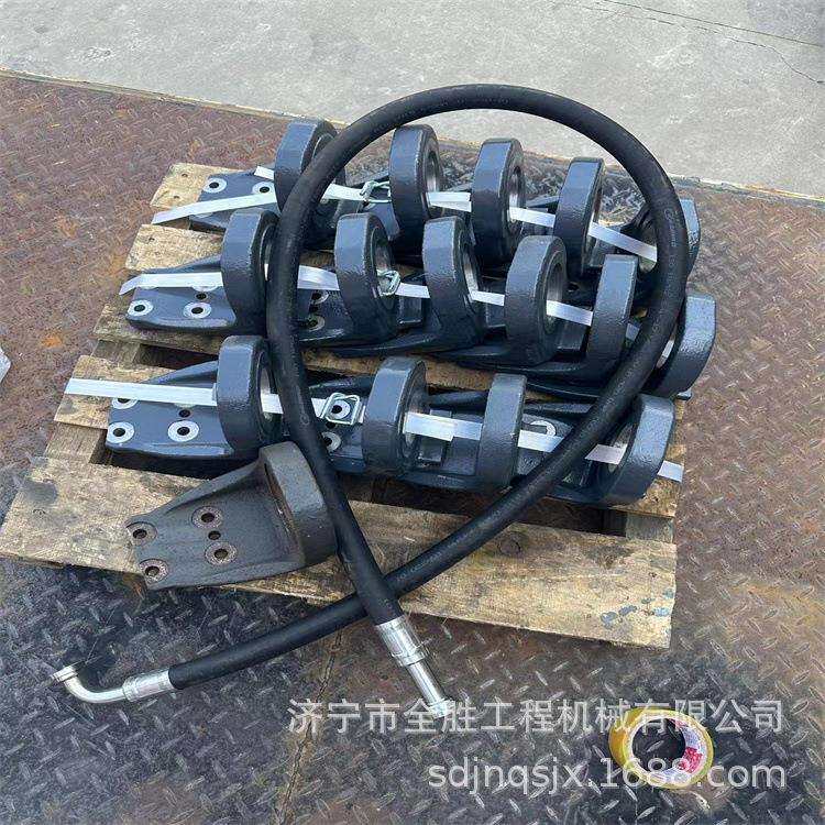 PC200-8挖掘机发动机支座20Y-01-41180 燃油箱
