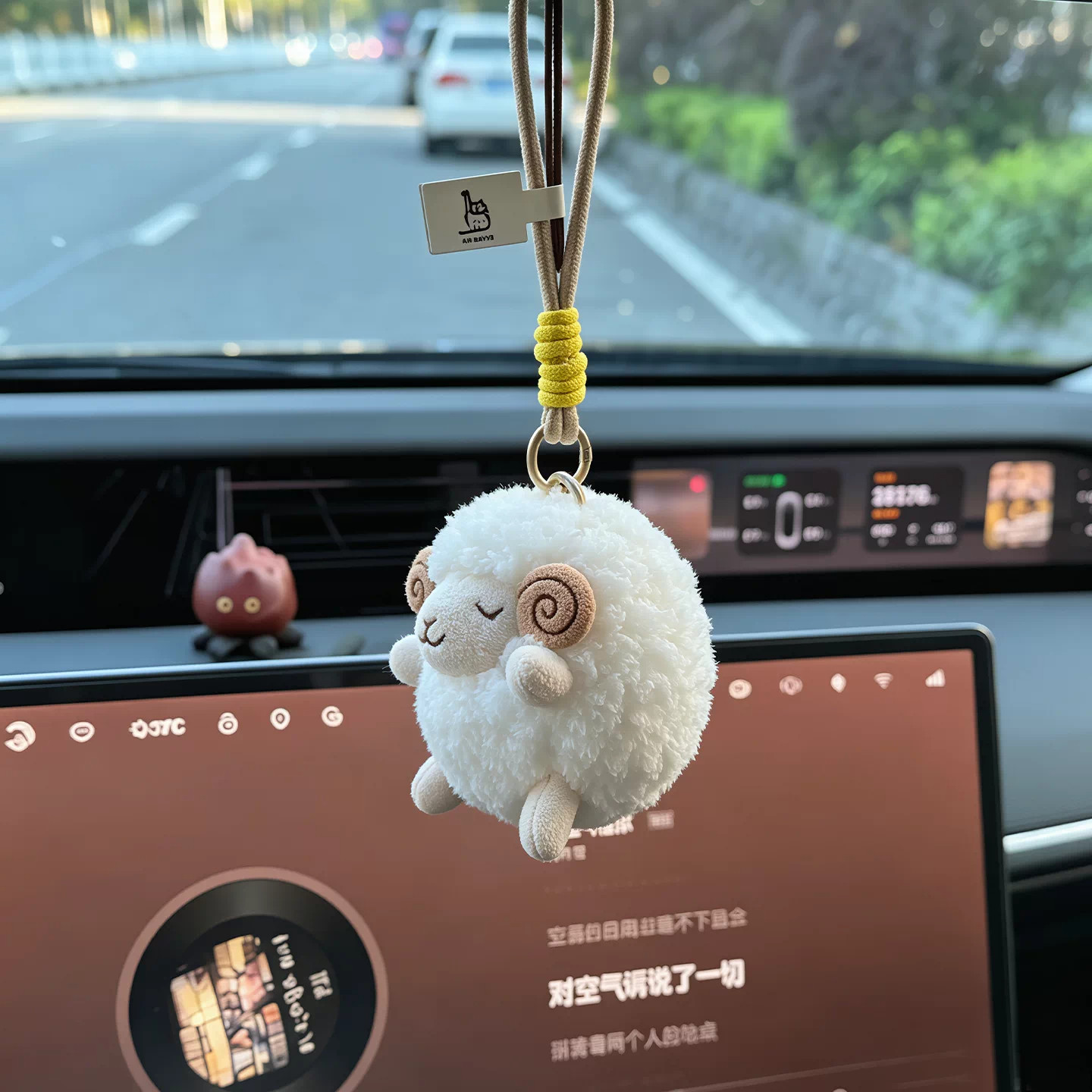 小羊车载挂件羊年可爱吉祥物汽车中控台后视镜装饰挂件2026年新款