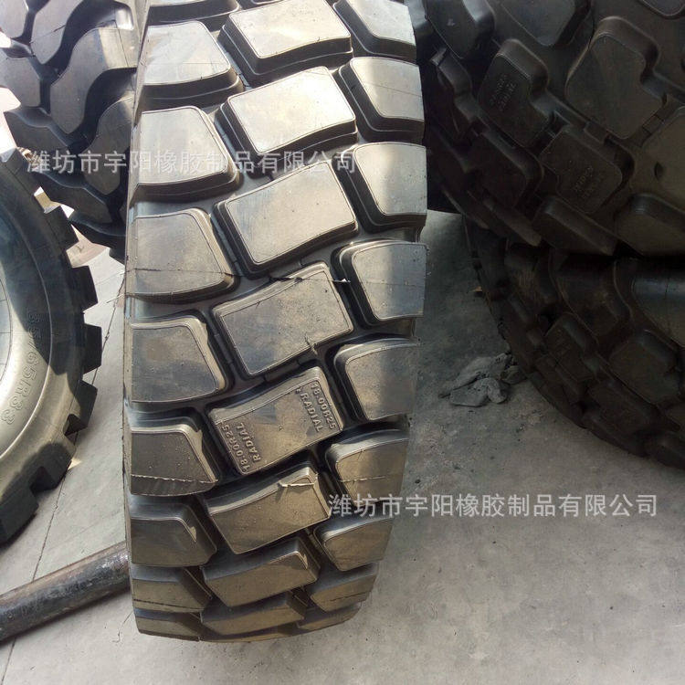 18.00R25矿山宽体车钢丝轮胎块状大花纹卡车自卸车