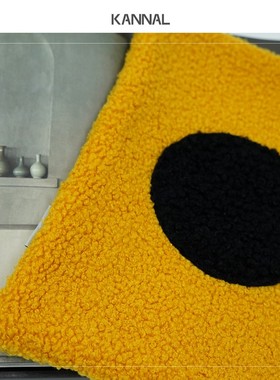 人间值得治愈系黄色黑色仿羊毛卷靠包抱枕样板间儿童房腰枕