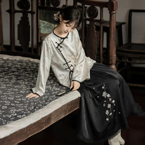 设计玉兰雪汉服女中改良汉元素