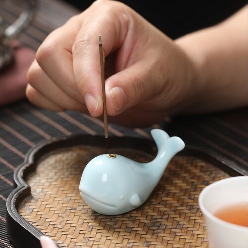 创意可爱小鲸鱼 陶瓷香薰摆件茶宠盖置 客厅家用香道檀香插香器