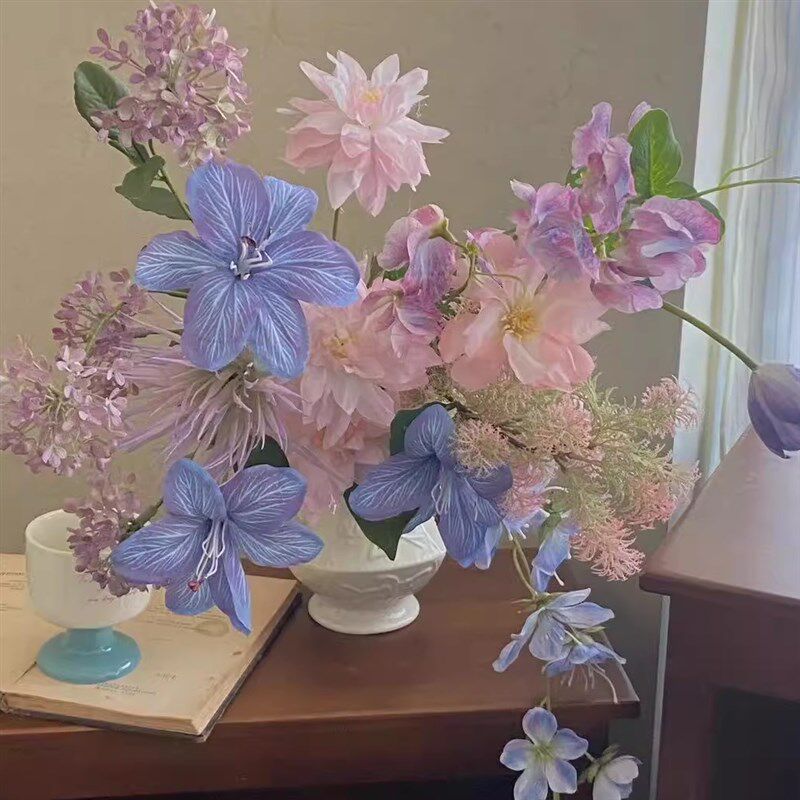 花艺师设计梦幻光镜油画色仿插花花束真花粉色蓝紫风插花软装餐桌