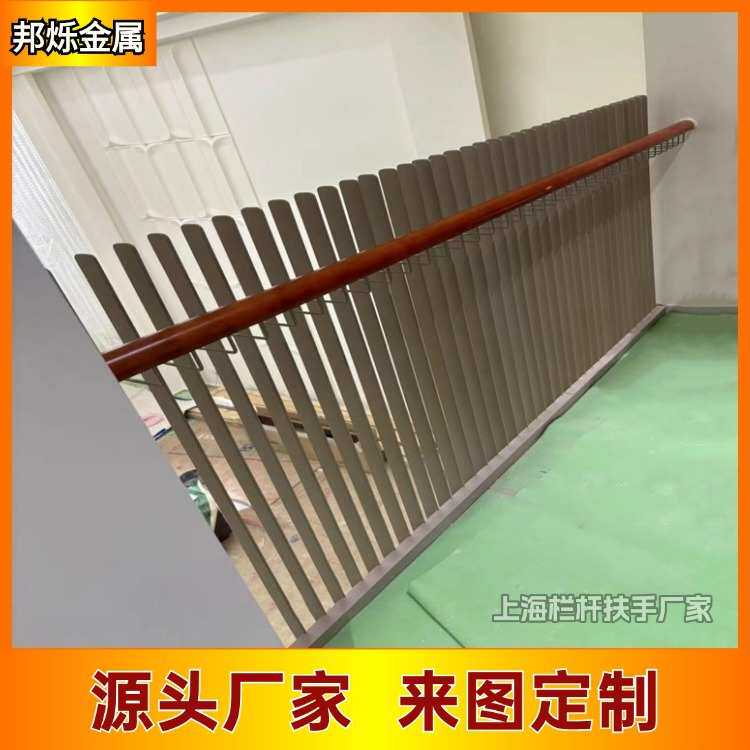 不锈钢百叶扶手定制上海楼梯厂家制作香槟金扁管圆钢扶手不锈钢片