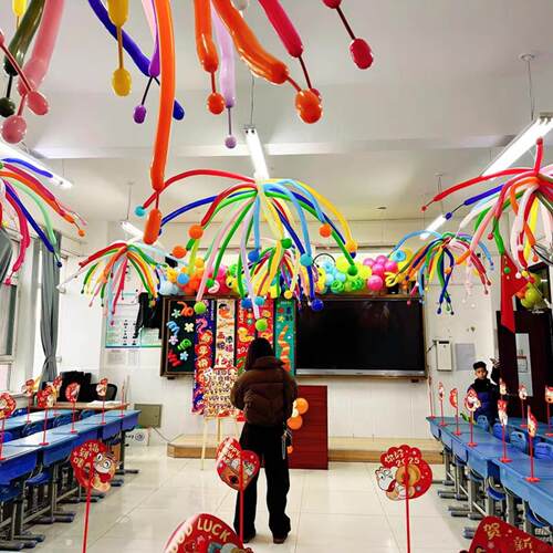 彩色长条烟花尾巴气球小学幼儿园
