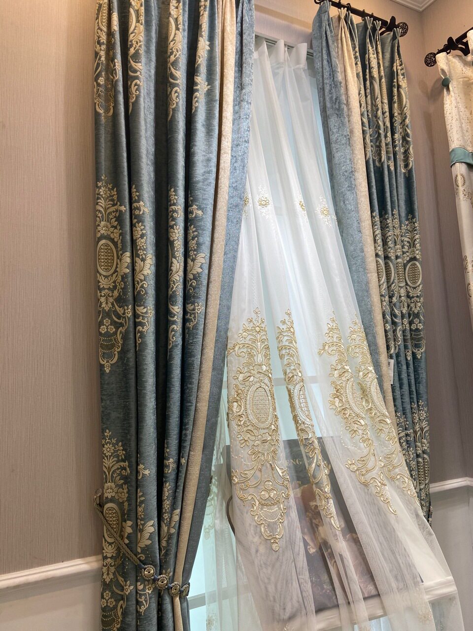 2020年新款欧式湖蓝大马仕革雪尼尔提花窗帘欧式绣花纱帘别墅简欧