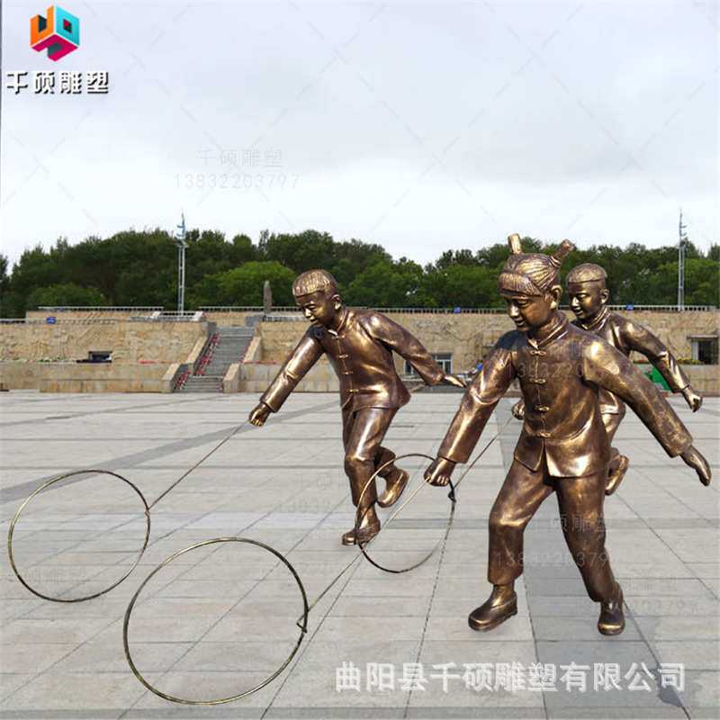 玻璃钢仿铜现代人物小孩玩耍推铁环童趣户外步行街景观装饰摆件