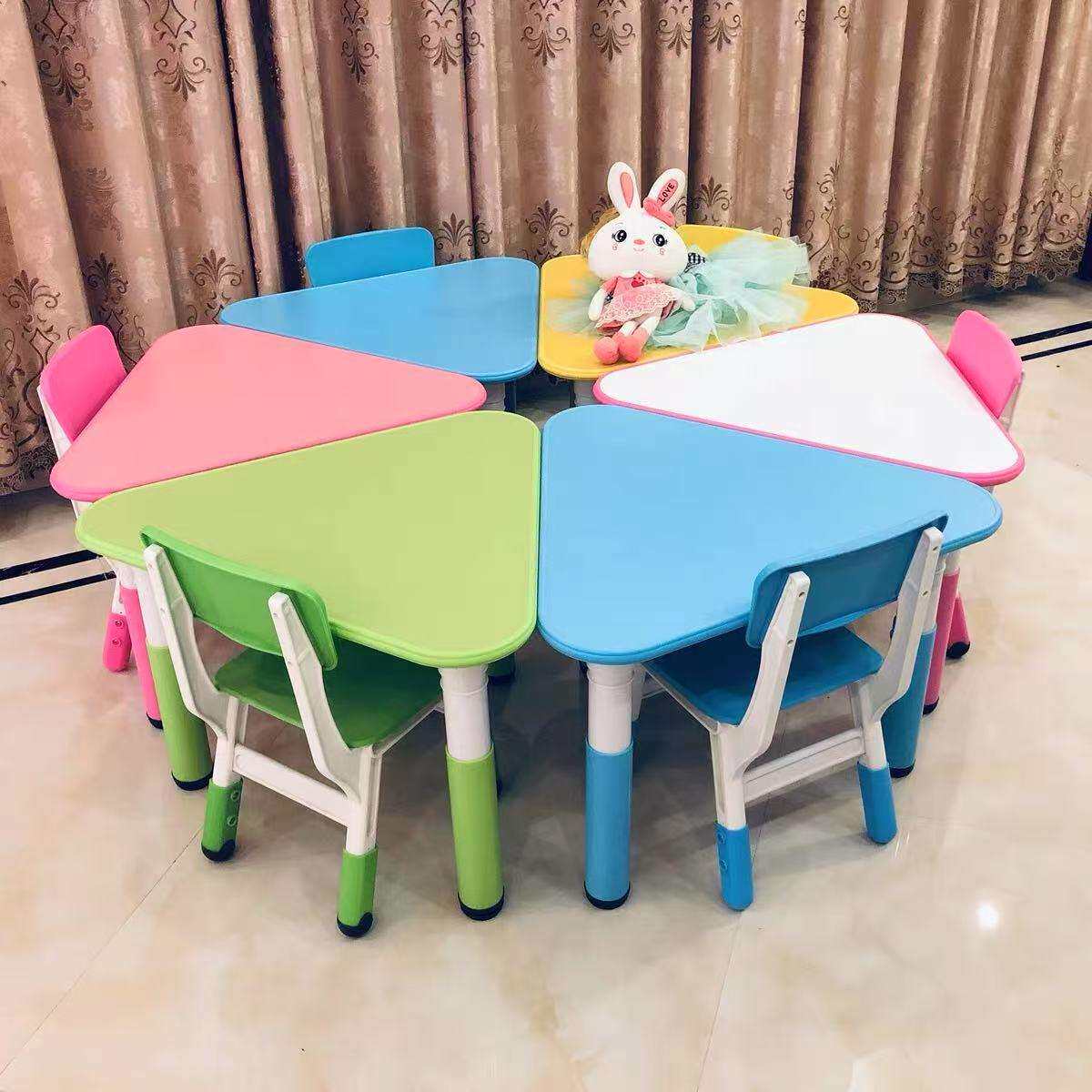 幼儿园三角桌儿童造型组合桌椅学生学习可拼式箭头桌防火板升降桌