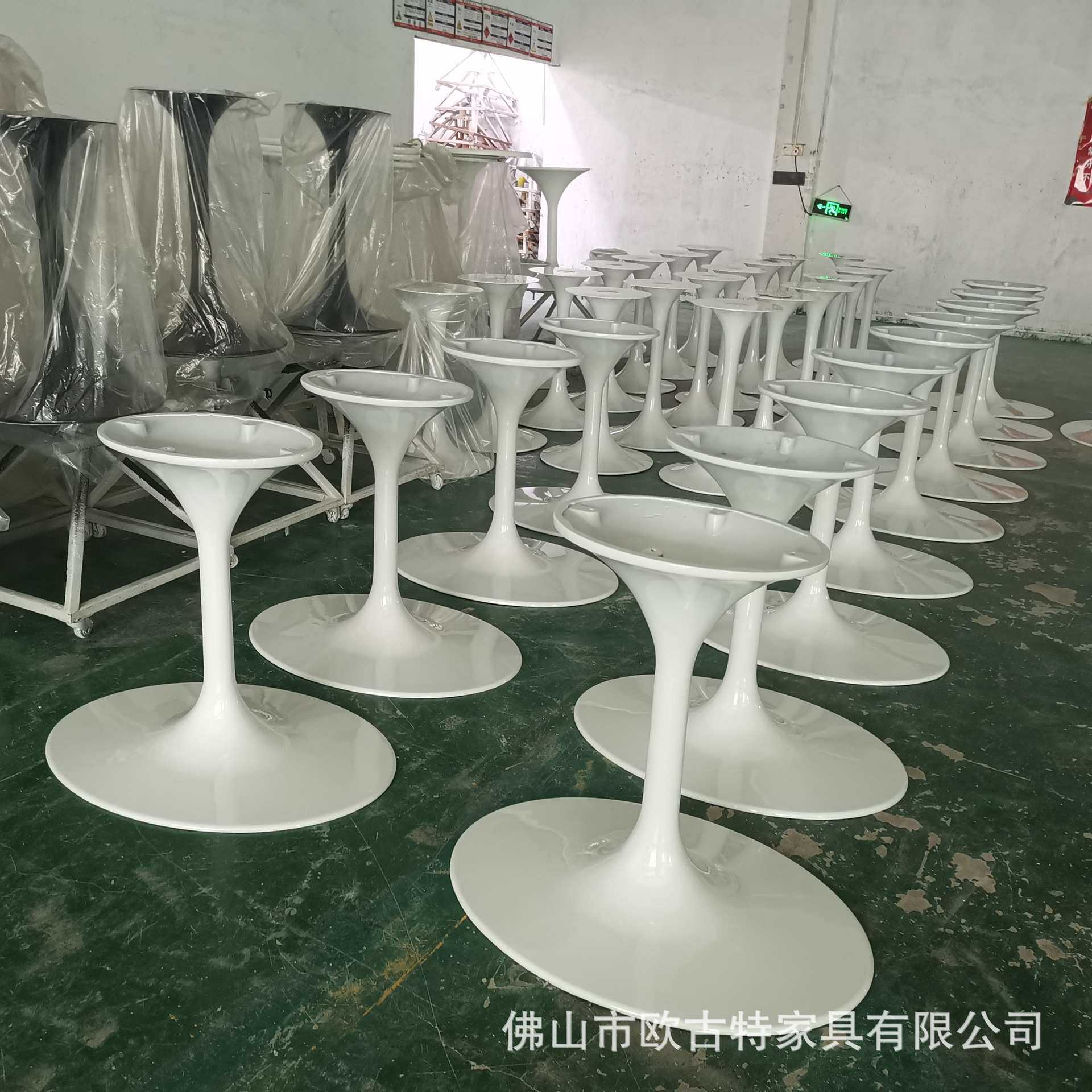 北欧轻奢纯色亮光白郁金香可旋转椅子底座圆形喇叭盘茶几铸铝台脚