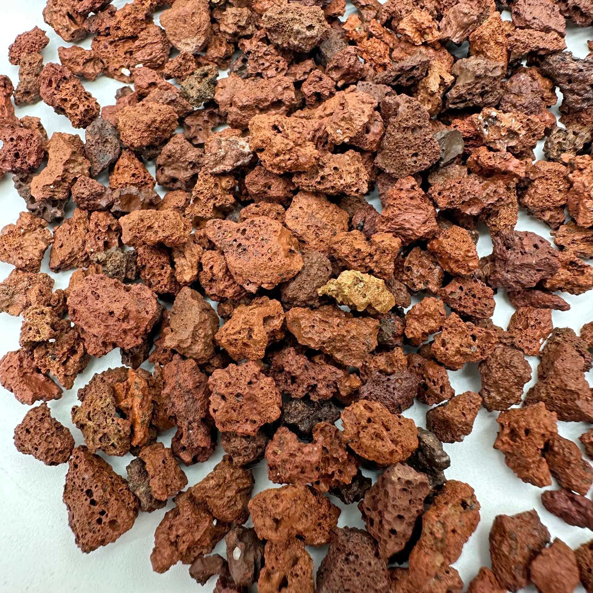 厂家 火山石颗粒鱼池鱼缸造景用底砂滤料园艺多肉铺面火山岩