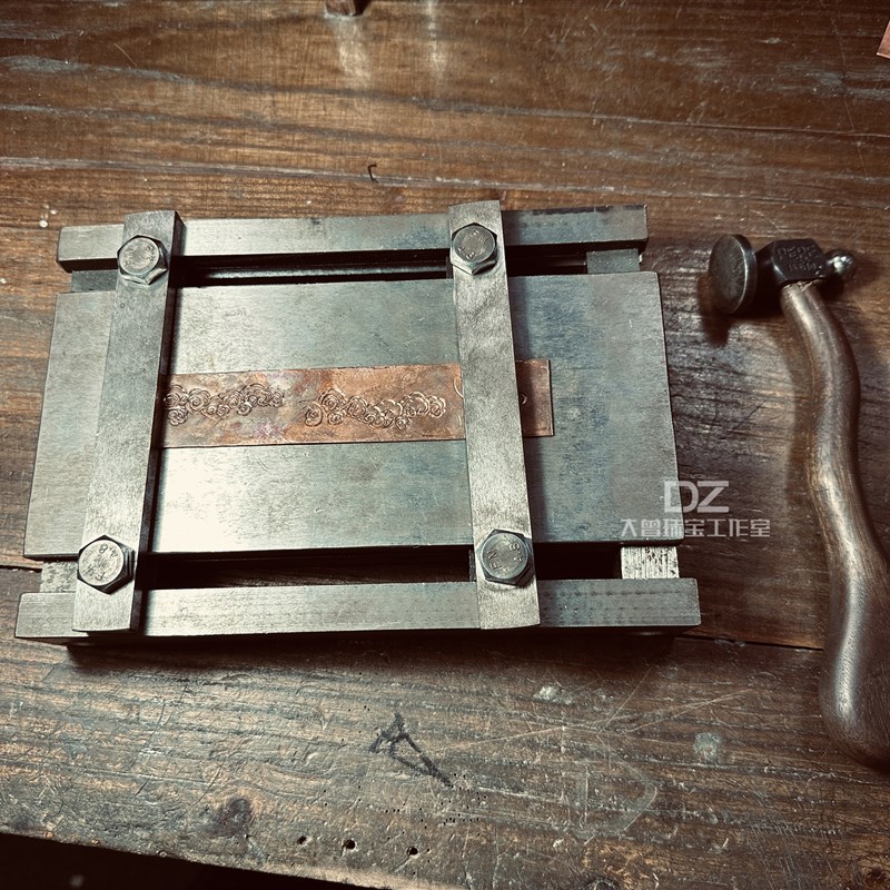 手工錾刻操作台錾刻板錾刻台錾花板錾花台錾花錾刻铁板铁台操作台