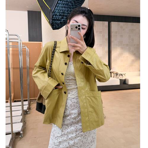 王囡囡 绿色翻领大口袋宽版外套 6XS13