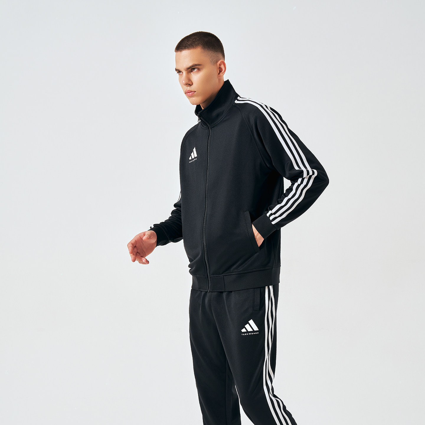 Adidas/阿迪达斯男子夹克秋冬休闲穿搭经典三条纹针织立领外套