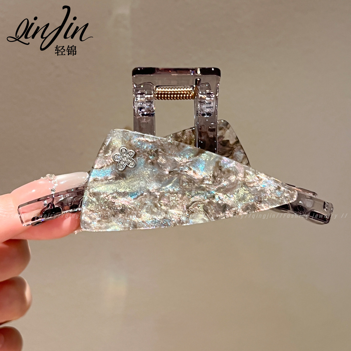 高级感醋酸三角鲨鱼夹盘发