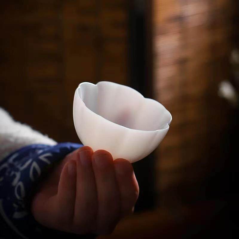 高端冰种玉瓷梅花杯陶瓷主人杯女士品名杯花瓣杯德化白瓷大师藏品