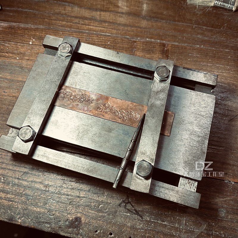 手工錾刻操作台錾刻板錾刻台錾花板錾花台錾花錾刻铁板铁台操作台