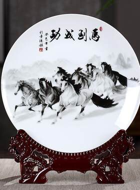 新款镇八骏马图陶瓷坐盘摆盘电视背景墙装饰摆件青花瓷家饰